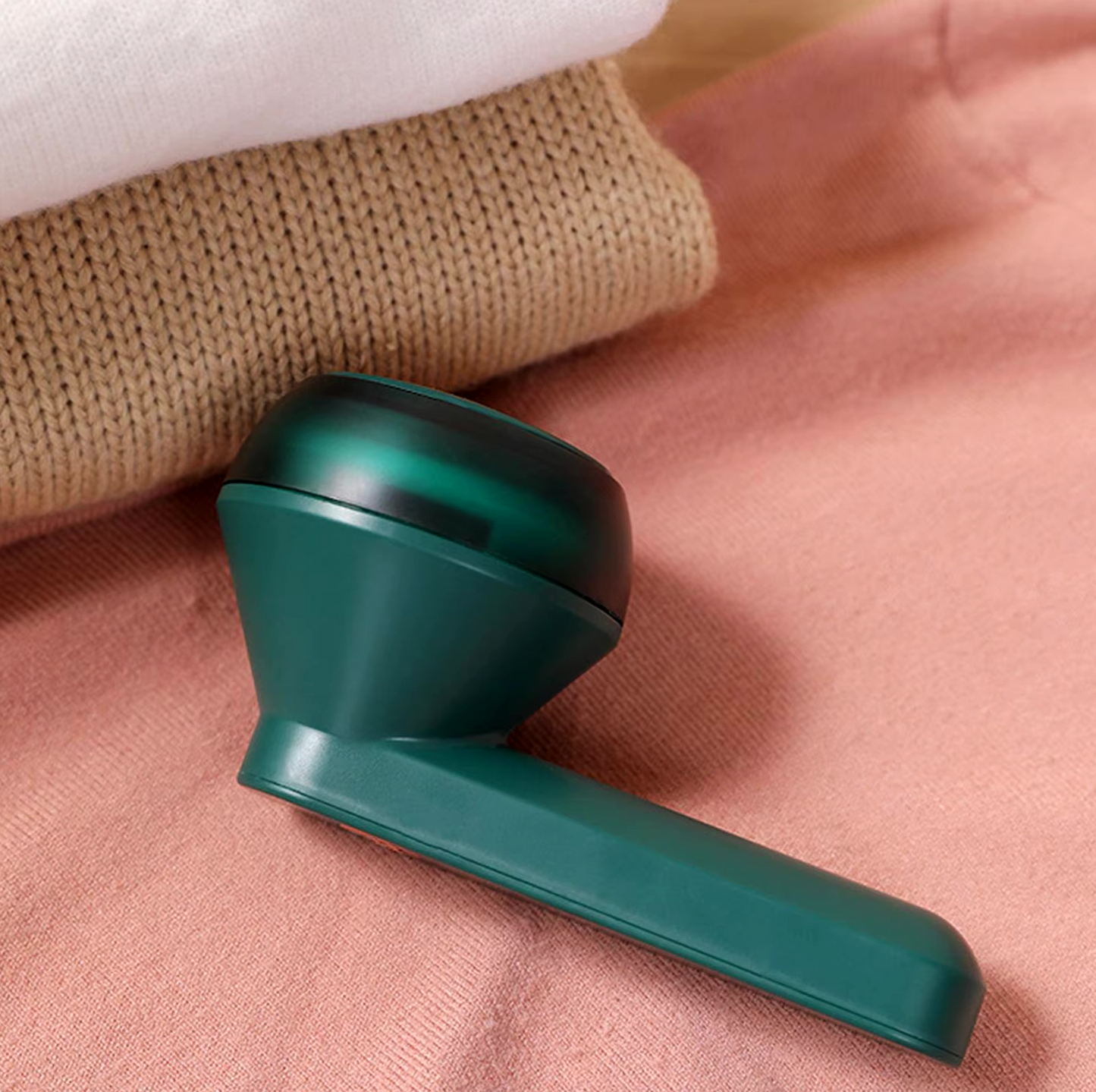 Rechargeable lint remover for impeccable clothing